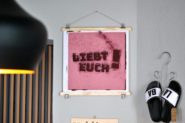 PRINT A2 (square) "LIEBT EUCH!" – Bild 2